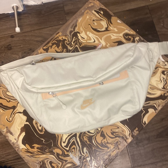 Nike Elemental Premium Fanny Pack main image 0